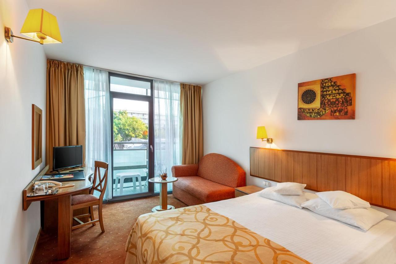 Hotel Cleopatra Saturn Luaran gambar